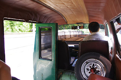 ベモの車内